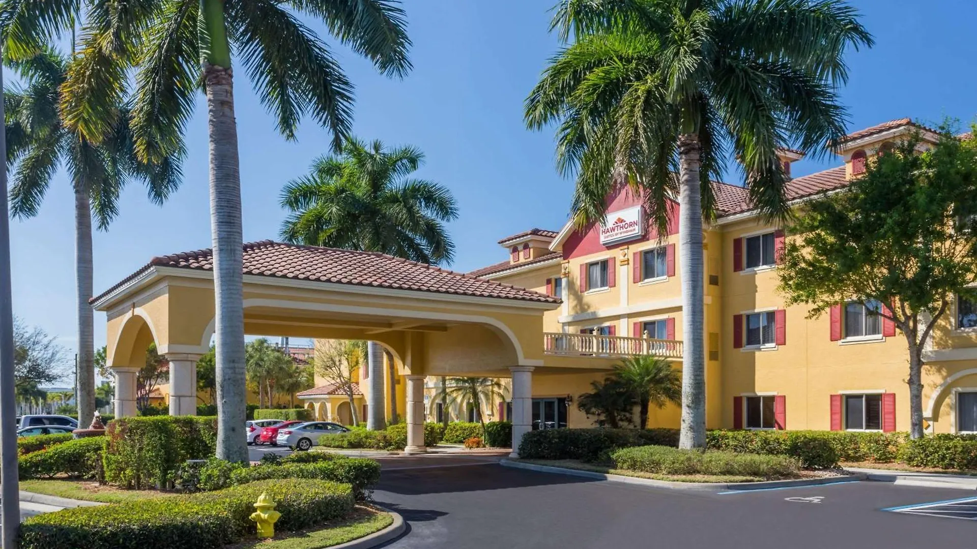 Staying Near Waterside Shops: 8 Naples Hotels Compared