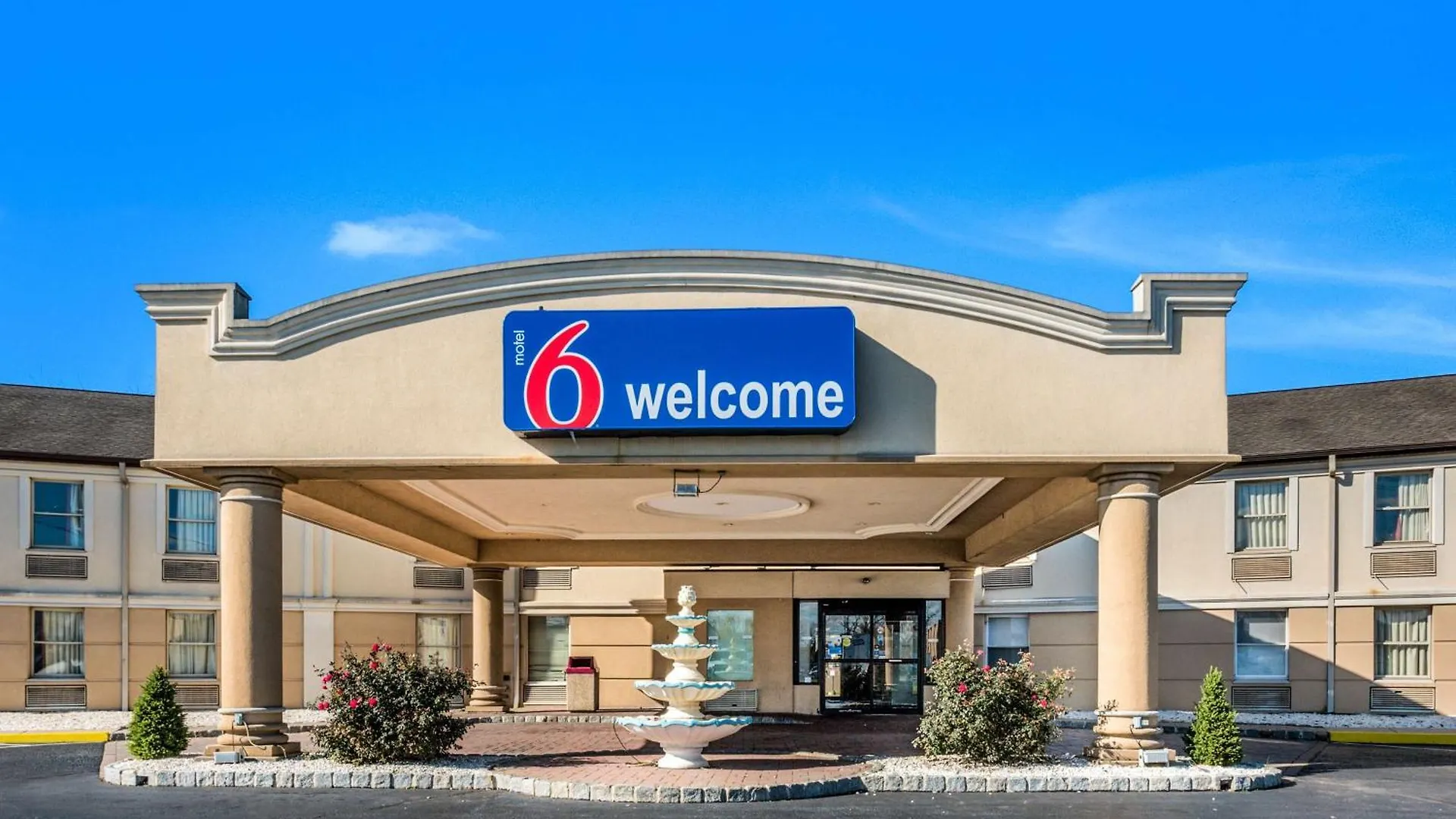 Where to Stay Near Pine Watson Shopping Center: 5 Hotels for Couples