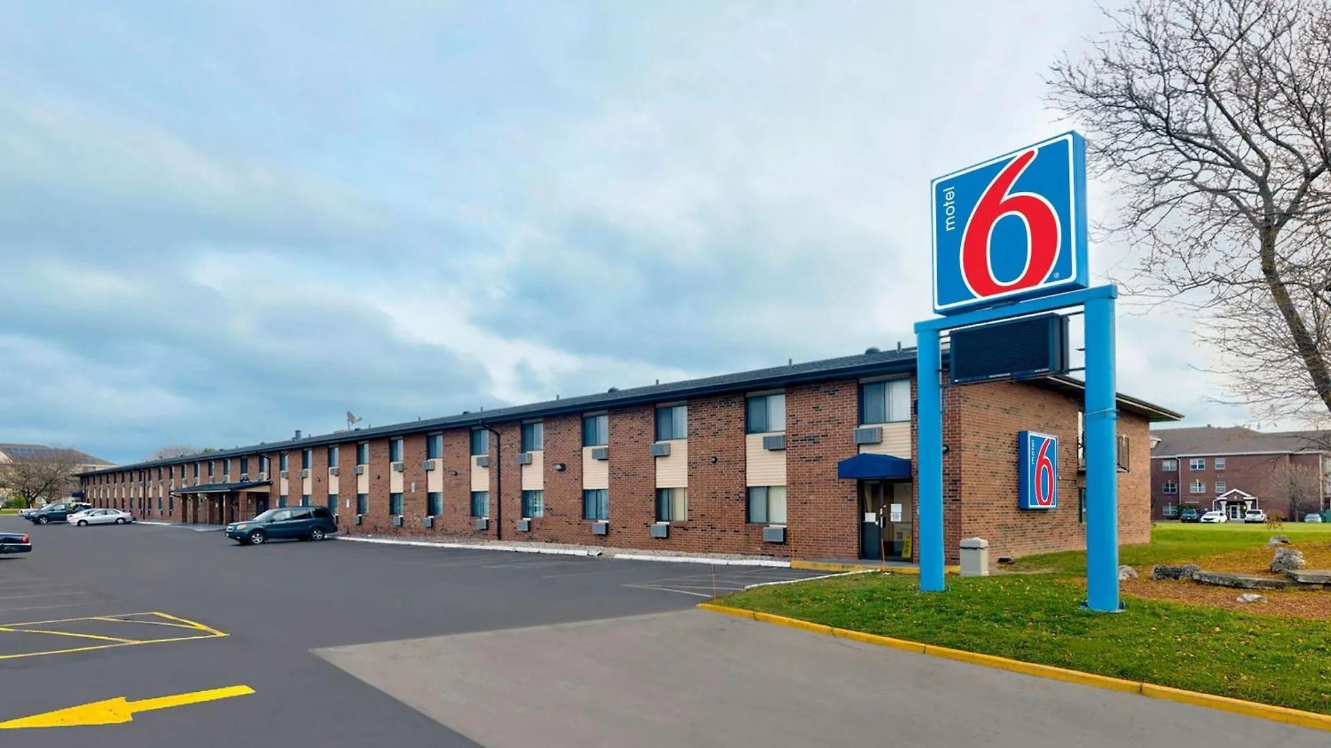Staying Near Lyons Park: 2 Airport Hotels Compared