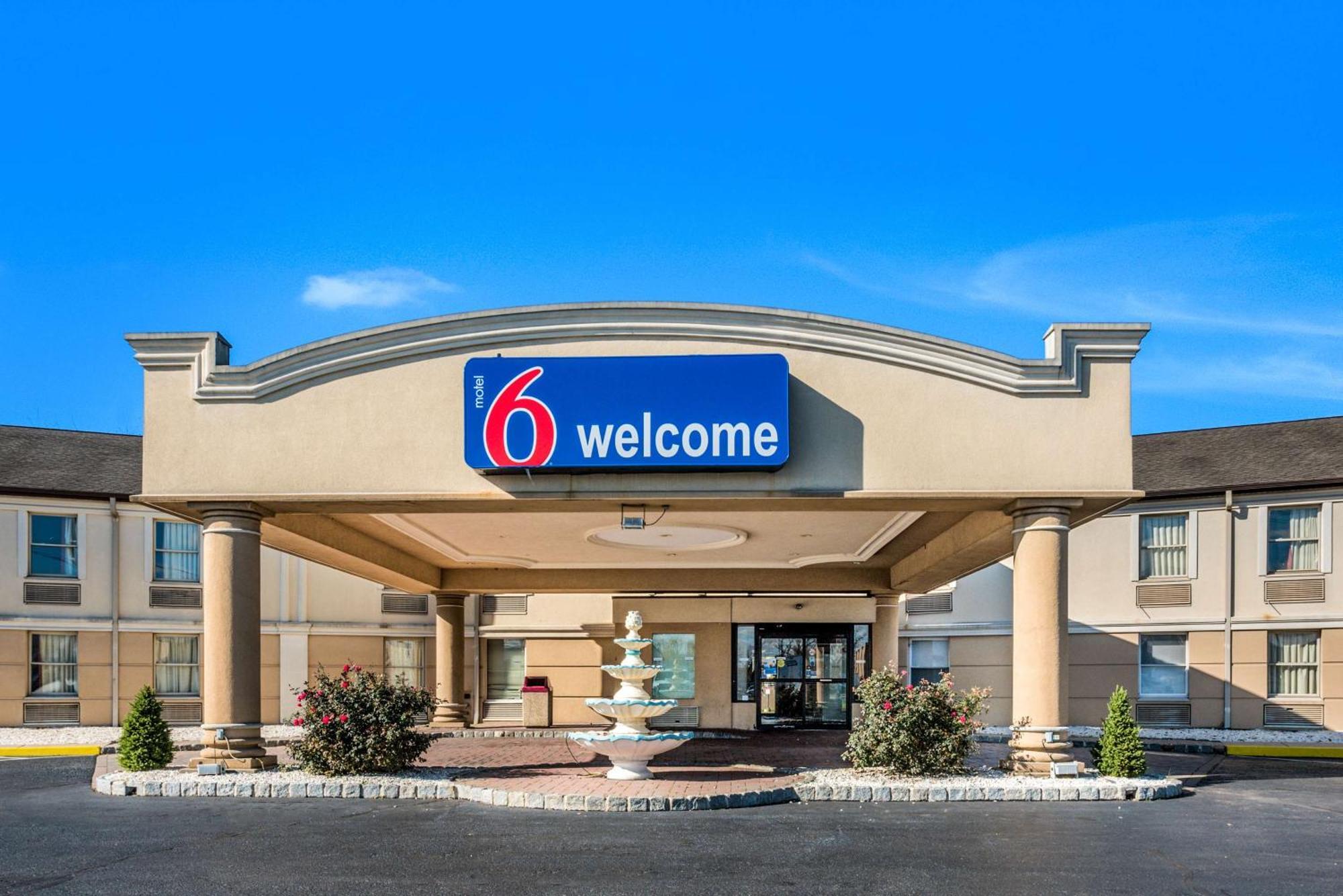 Where to Stay Near Pine Watson Shopping Center: 5 Hotels for Couples