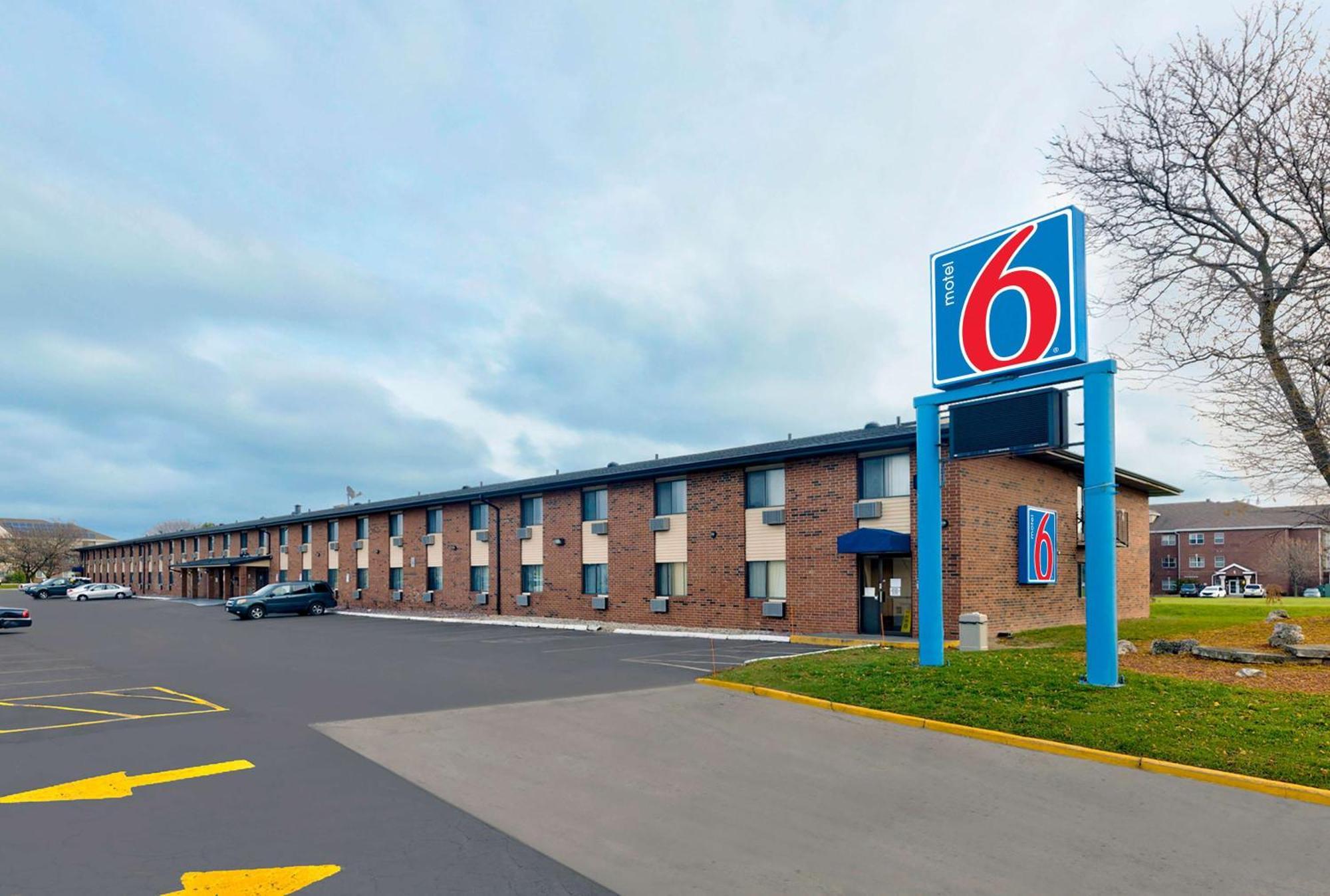 Staying Near Lyons Park: 2 Airport Hotels Compared
