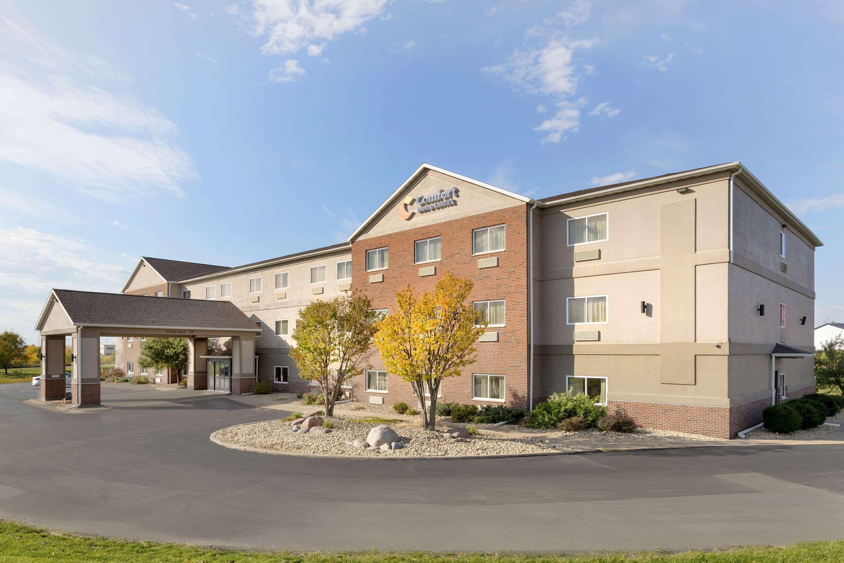2 Hotels Near Trinity Medical Center That Deliver