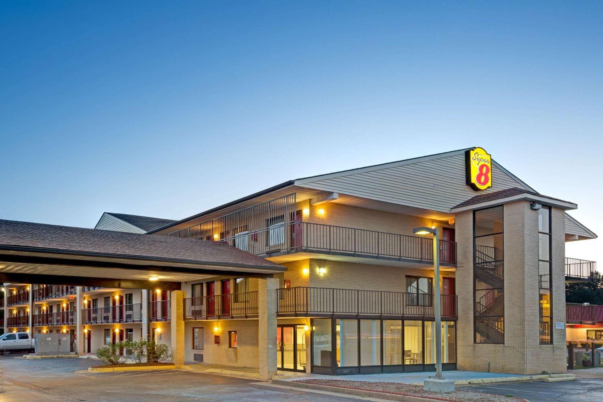 4 Smart 3-Star Hotels Near Hugh Mercer Apothecary Shop